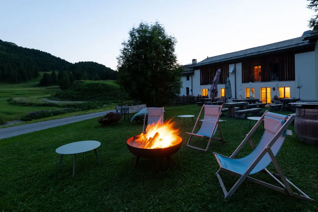 Feuerschale und Liegestühle im Garten