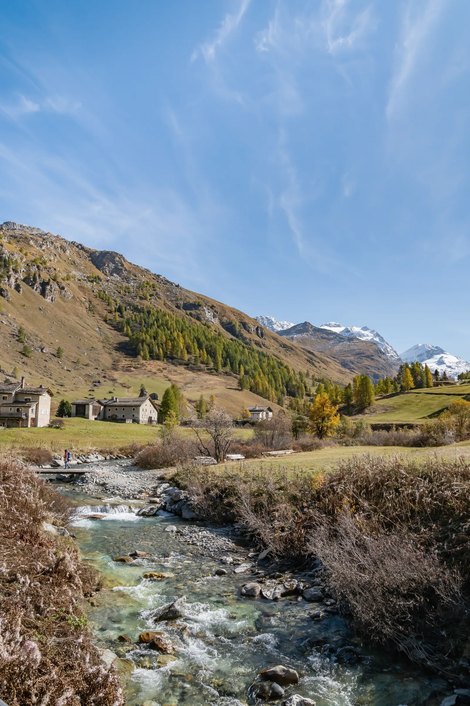 The Fexbach and the first houses in autumn