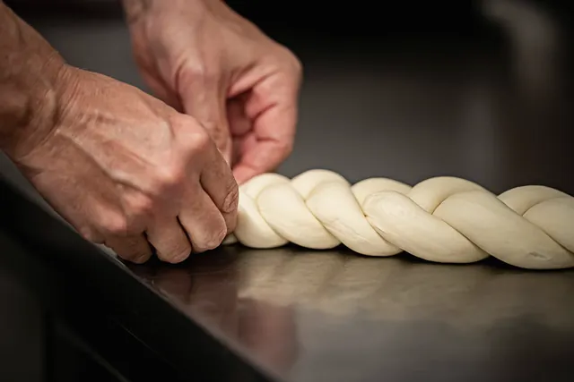 Mani intrecciano una treccia