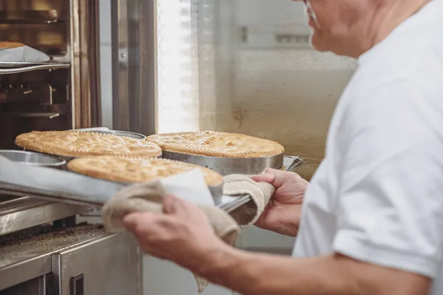 Torte di noci escono dal forno