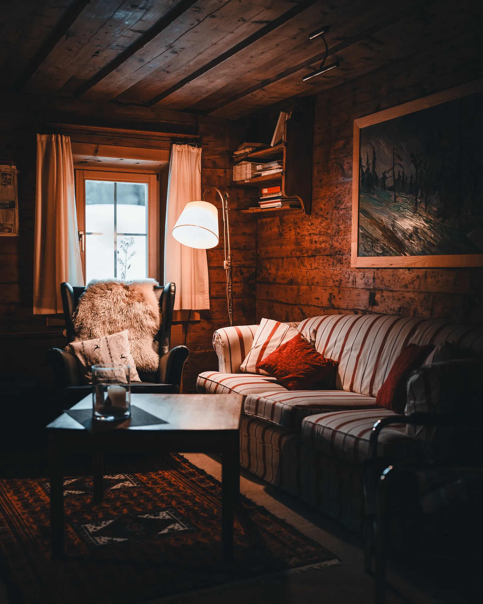 Die Stube mit Sofa und Stehlampe