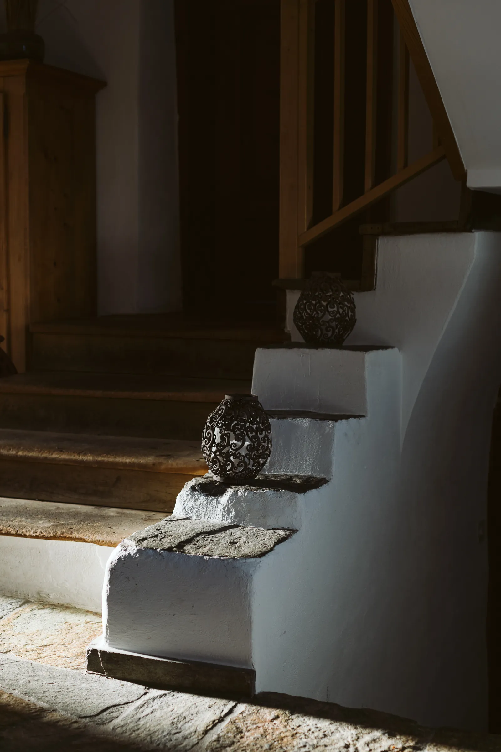Steintreppe mit Laterne im alten Haus