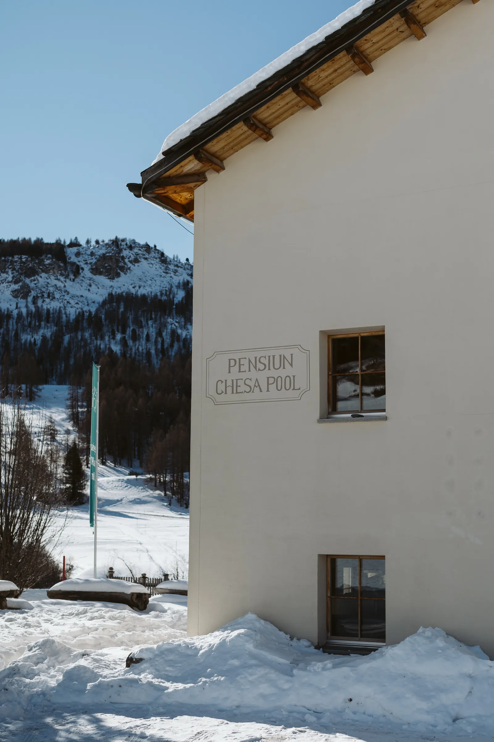 La scritta Pensiun Chesa Pool sulla facciata
