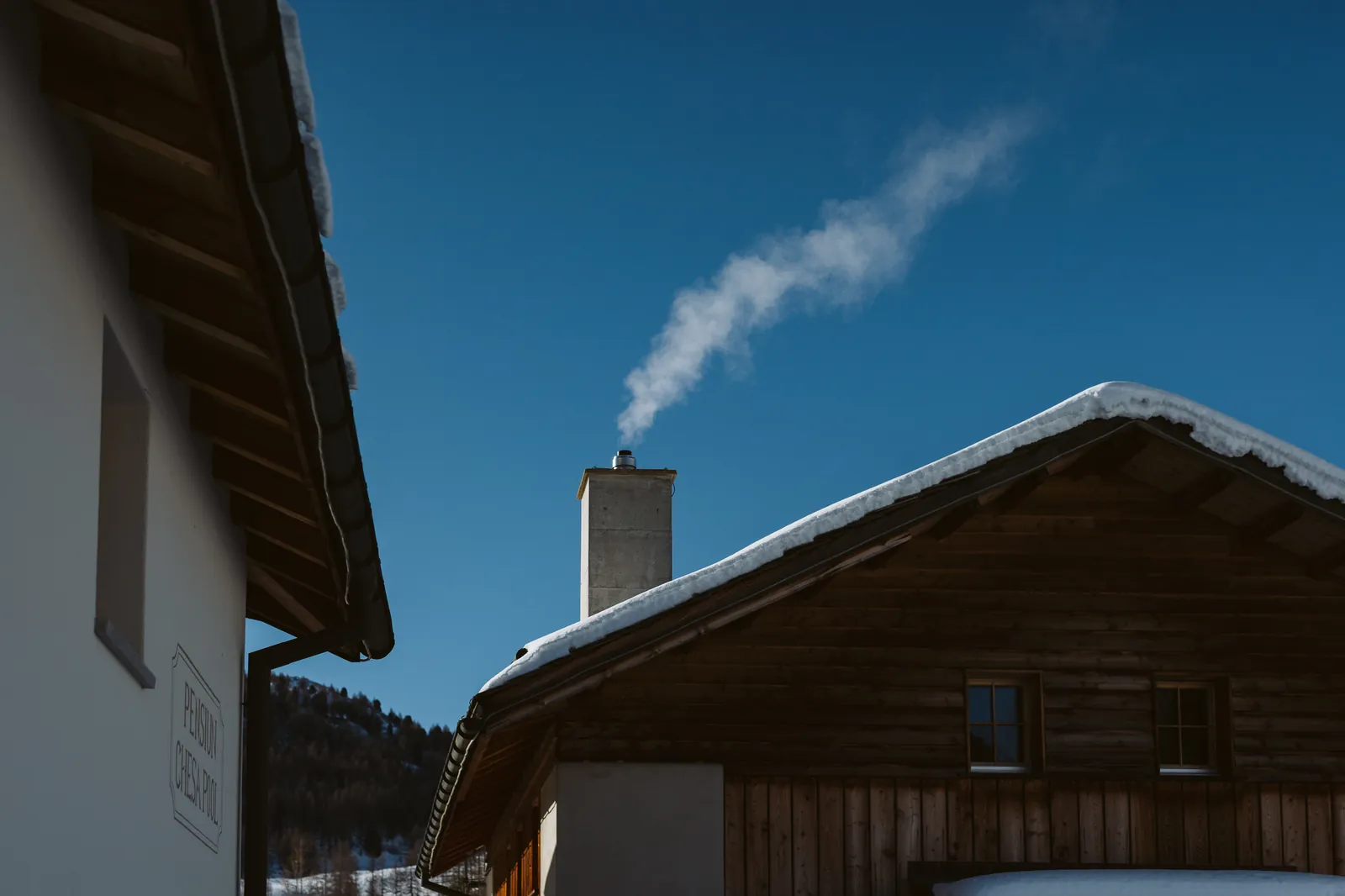 Fumo dal camino, cielo d'inverno
