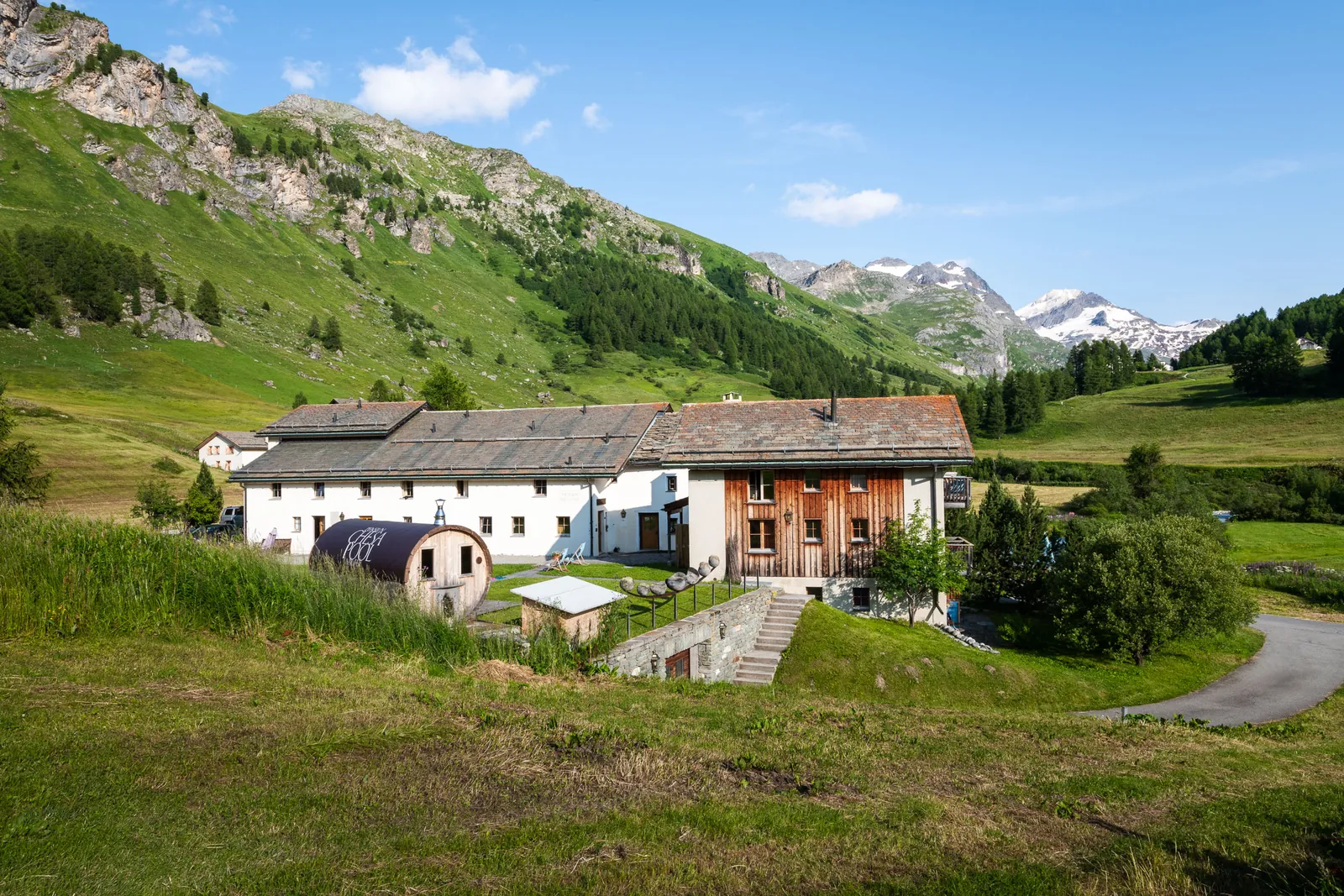 La Chesa Pool d'estate, davanti la sauna
