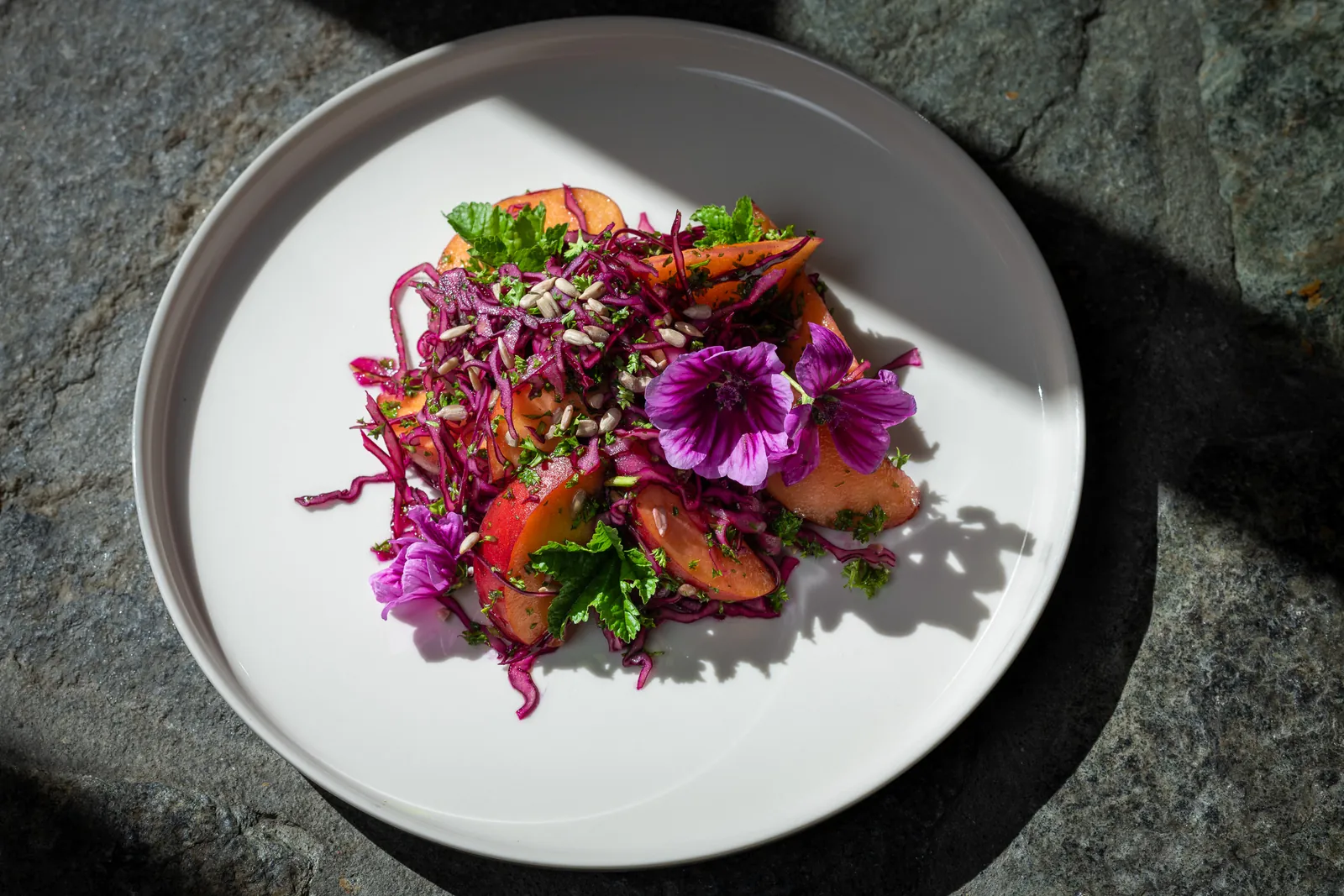 Vegetarischer Teller mit essbaren Blüten