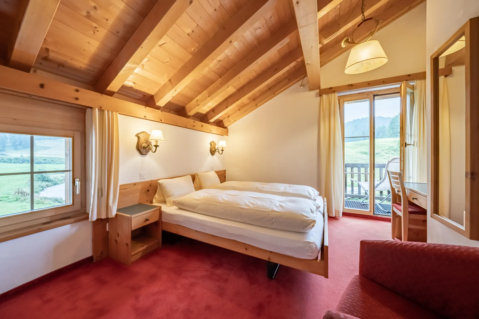 Zimmer unter dem Dach mit Holzdecke und Blick ins Tal