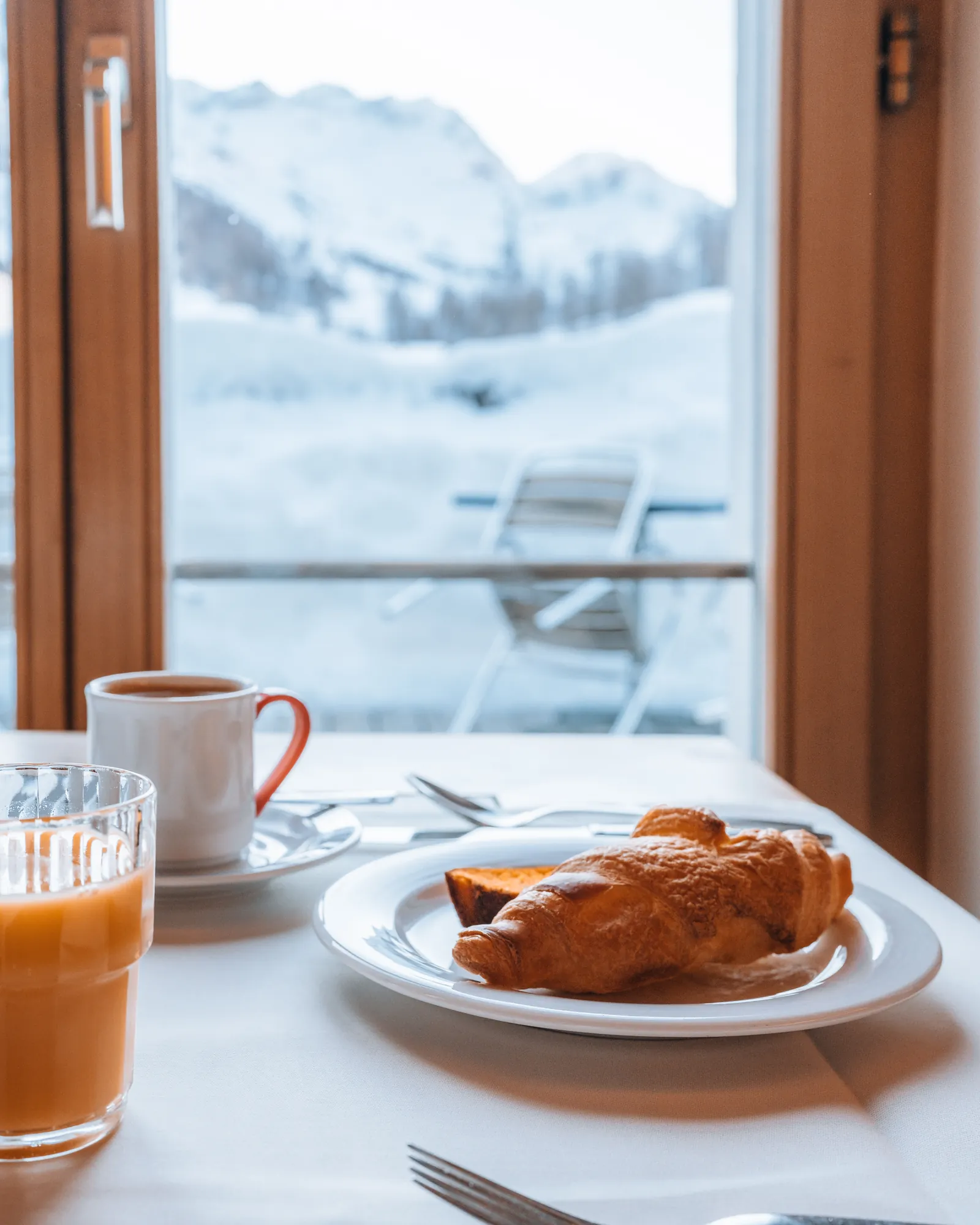 Frühstück am Fenster, draussen Schnee