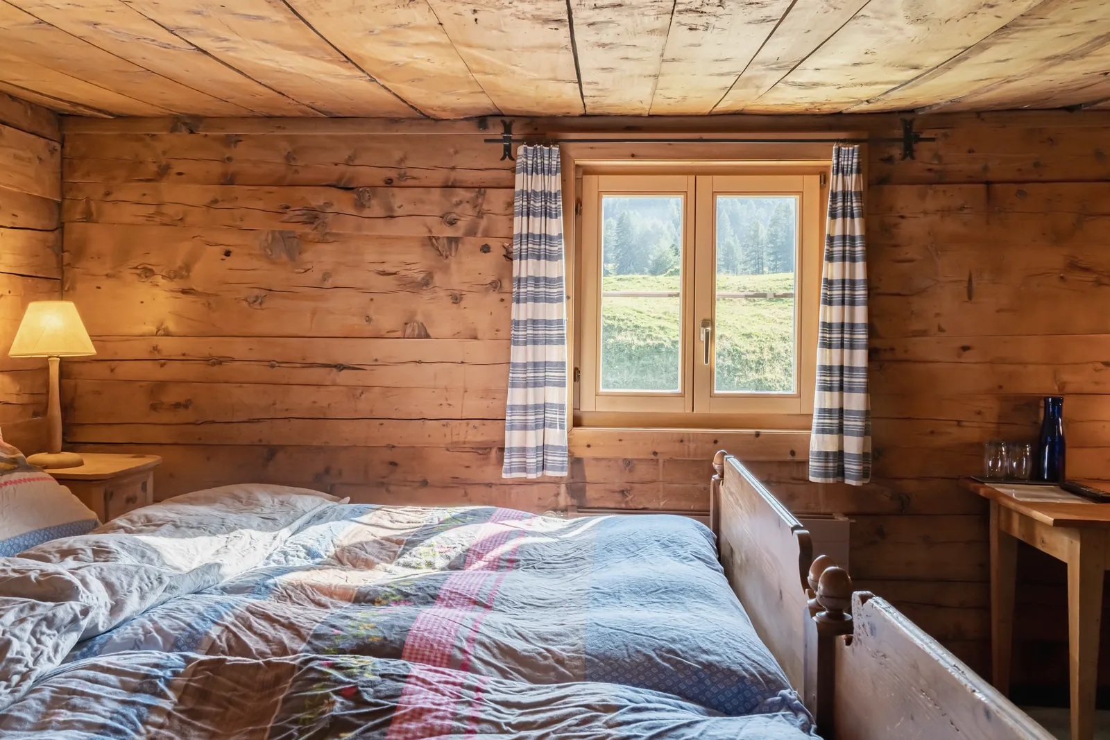 Das Arvenzimmer mit getäferten Wänden