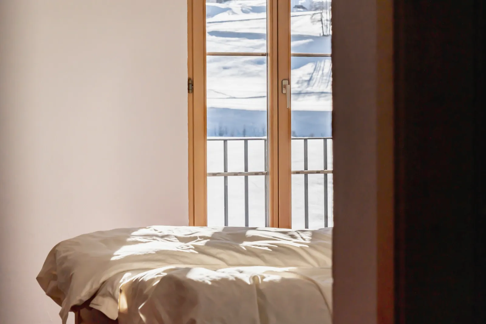 Bett im Morgenlicht