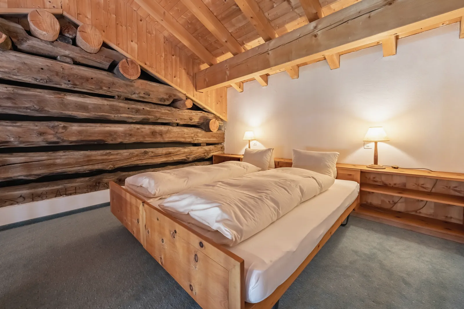 Bett unter Holzbalken