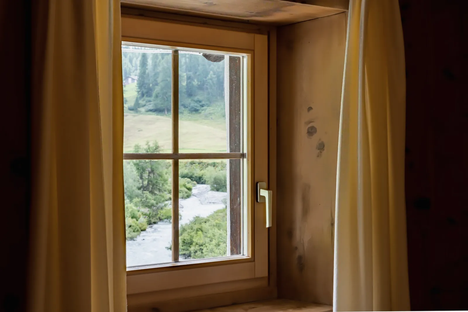 Fenster mit Blick auf den Fexbach