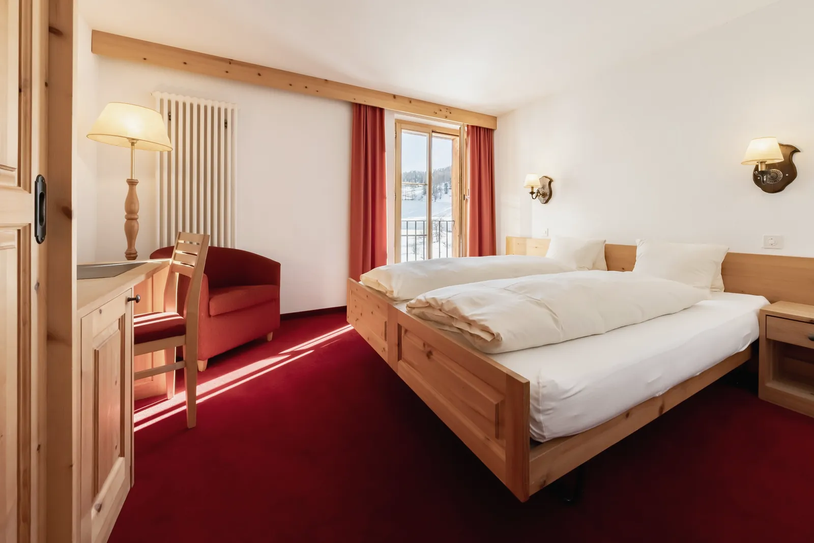 Doppelzimmer mit Arvenmöbeln