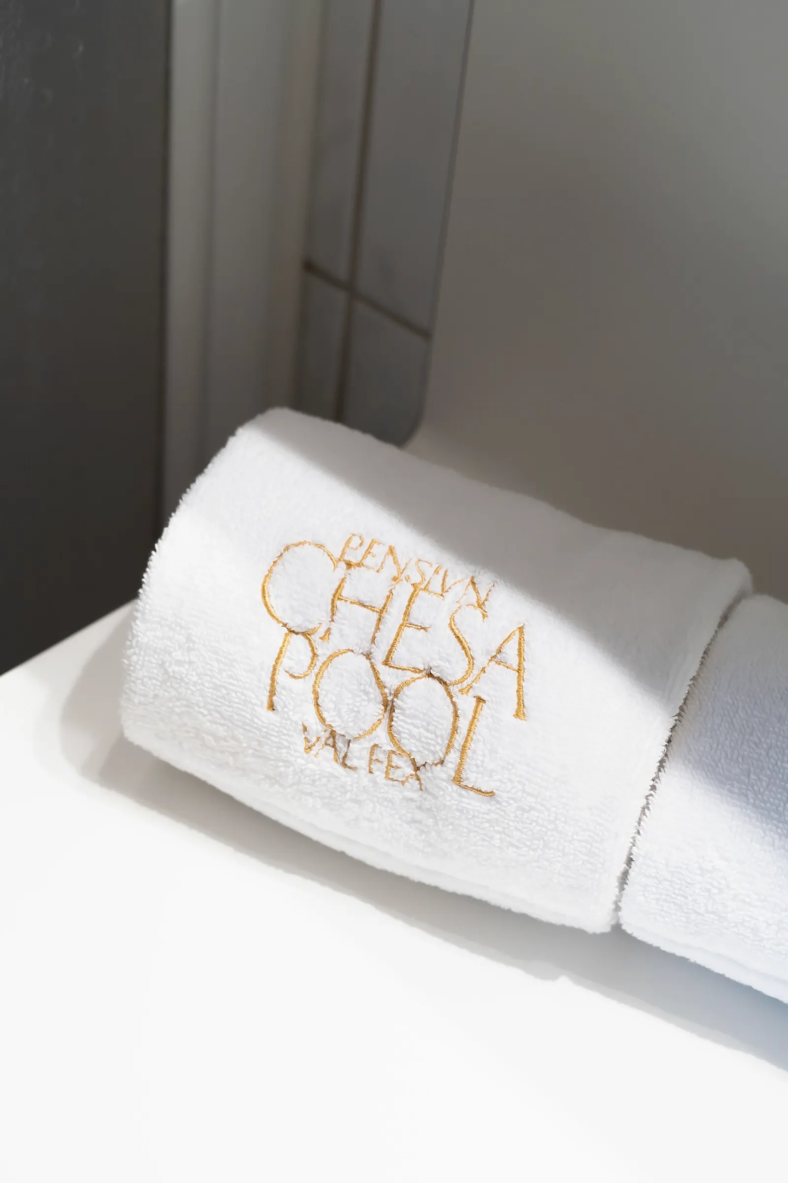 Handtuch mit Chesa-Pool-Stickerei