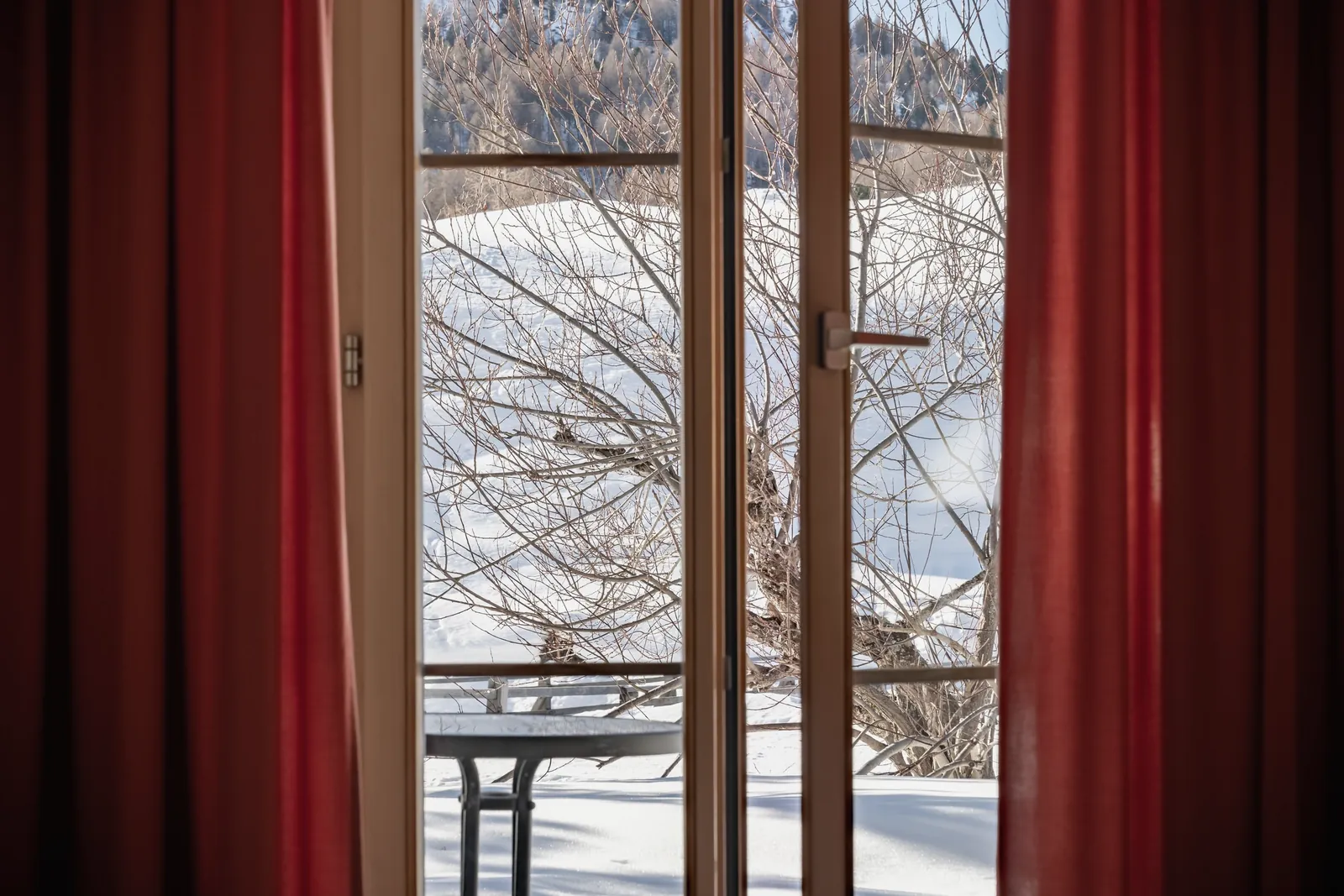 Terrassentür mit Blick in den Schnee