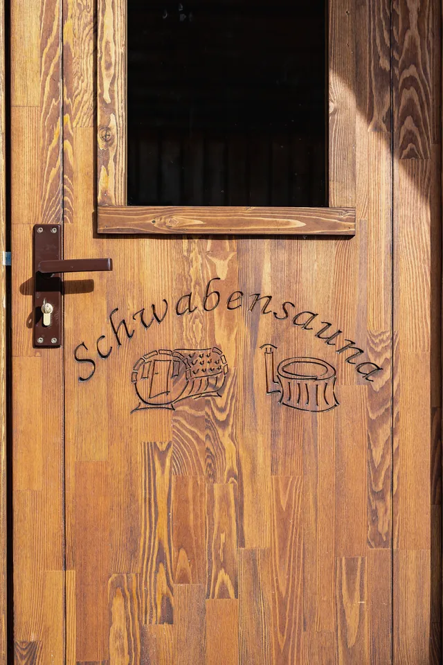 Porta di legno intagliata della sauna