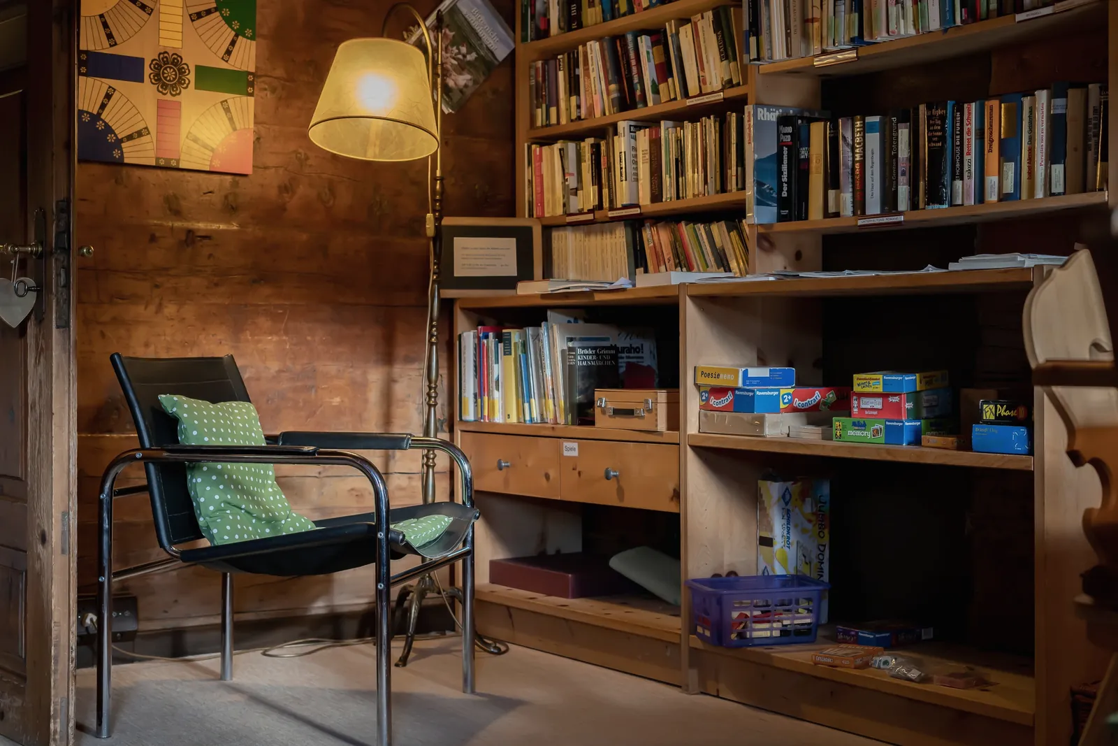 La piccola biblioteca con poltrona