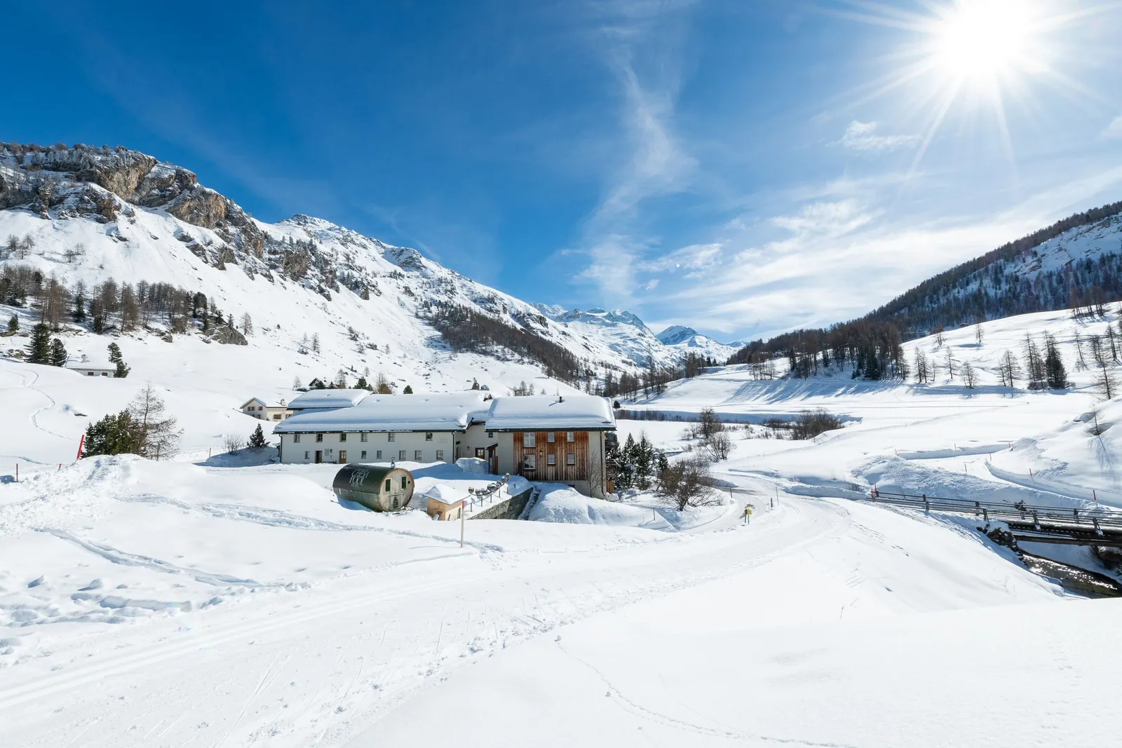 Die Chesa Pool und die Gartensauna im Schnee